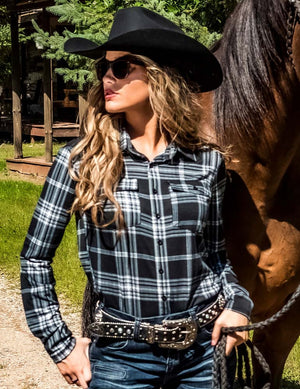 COWGIRL TUFF Women's Black Plaid Pullover Button-Up